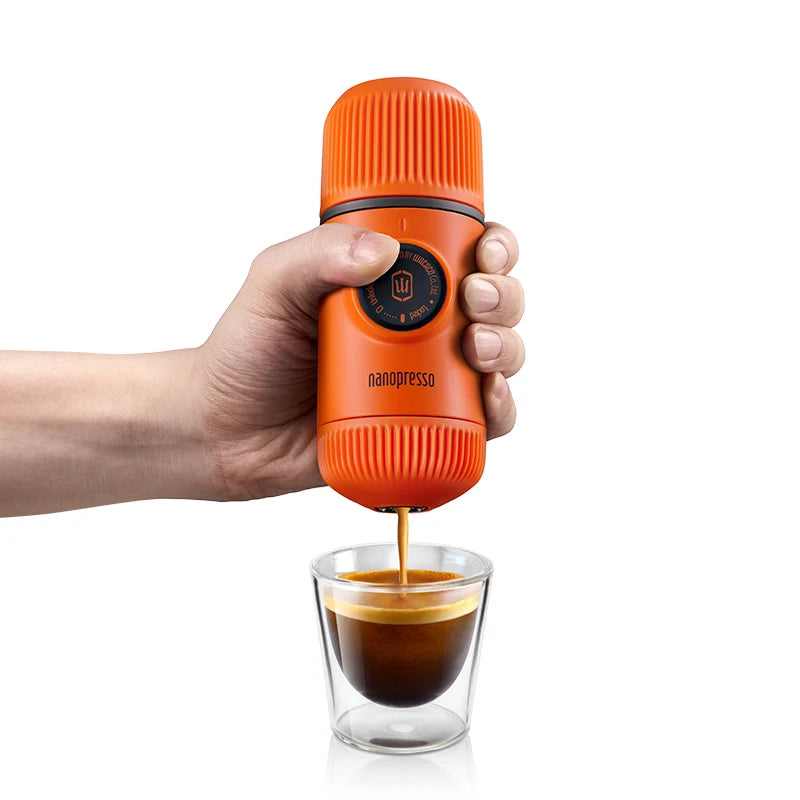 Machine à espresso portable Wacaco Nanopresso, version améliorée du Minipresso, pression de 18 bars, cafetière de voyage ultra compacte.